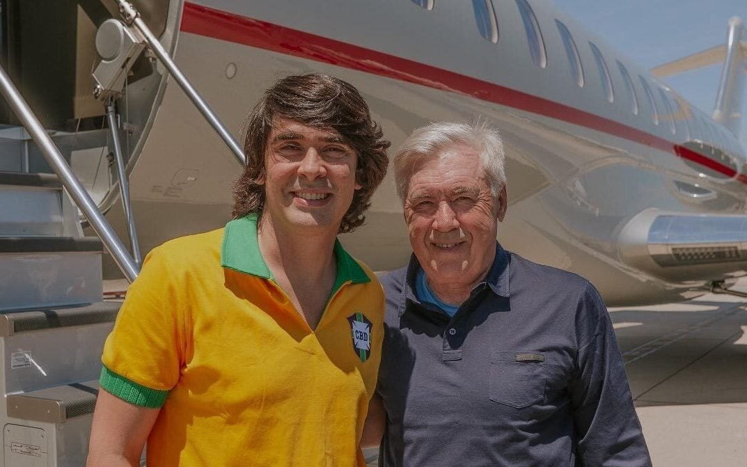 Diego Fernandes posa com Ancelotti antes de embarque