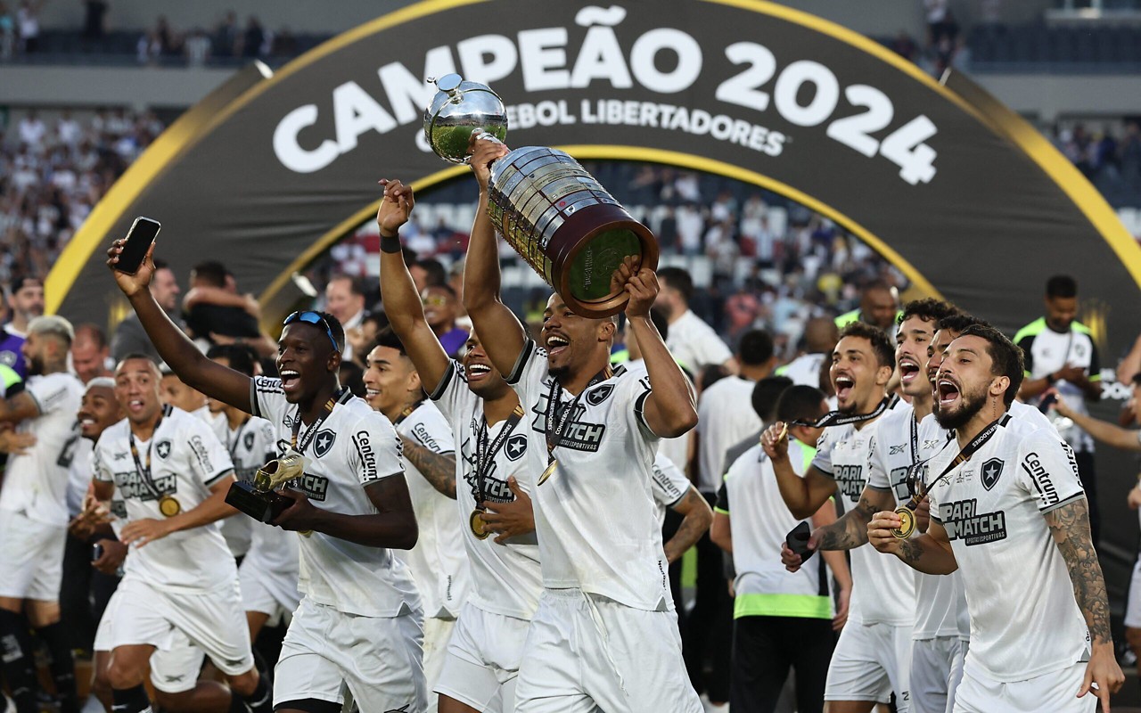 Botafogo superou o Atlético-MG para vencer seu primeiro título da Libertadores (Foto: ALEJANDRO PAGNI / AFP)