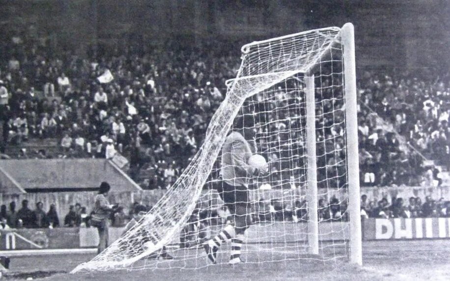 Orlando, goleiro do Ferro Carril, busca a bola no fundo das redes (Foto: Museu do SC Internacional)