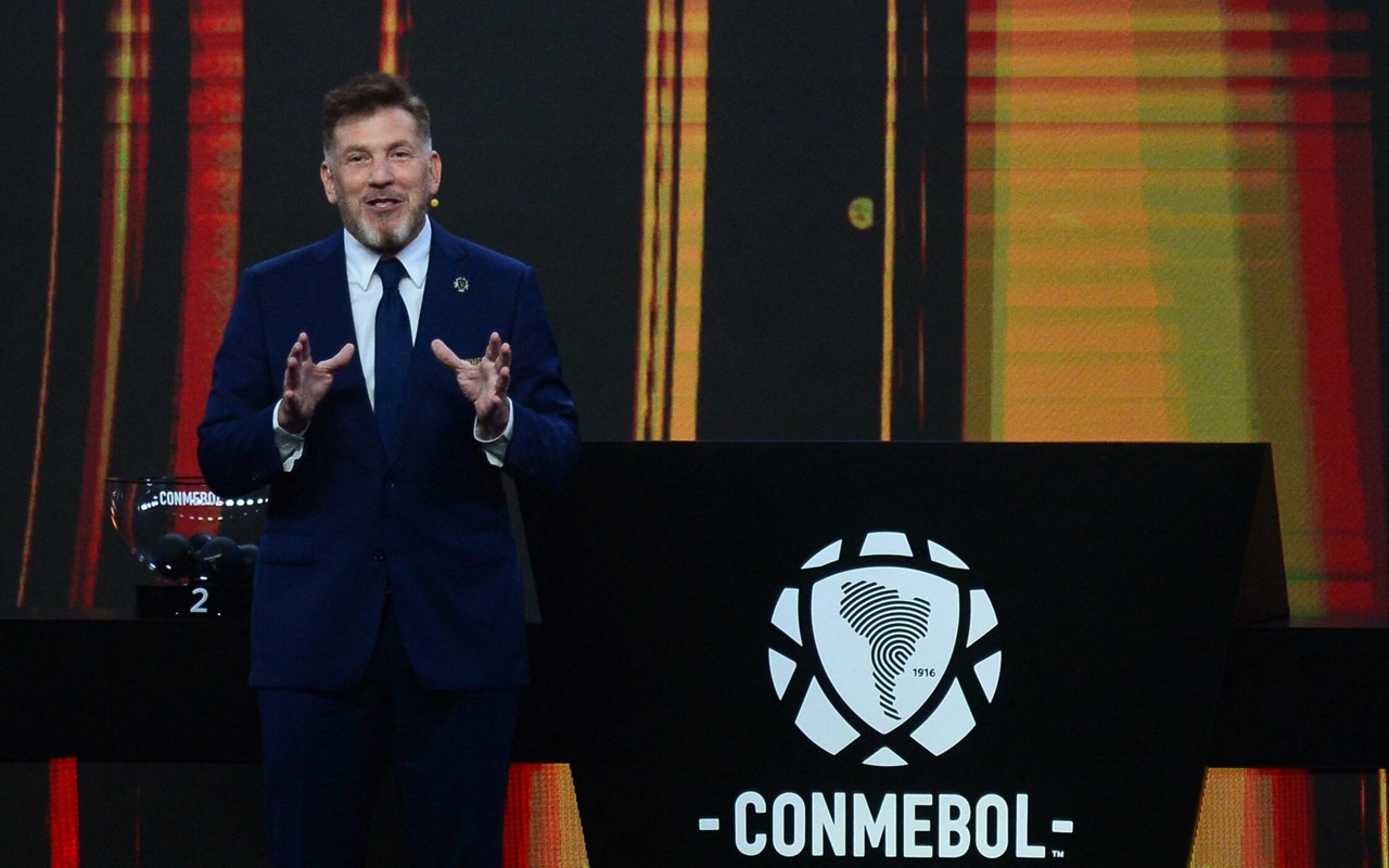Presidente da Conmebol, Alejandro Domínguez discursa durante sorteio da Libertadores 2025 (Foto: DANIEL DUARTE / AFP)