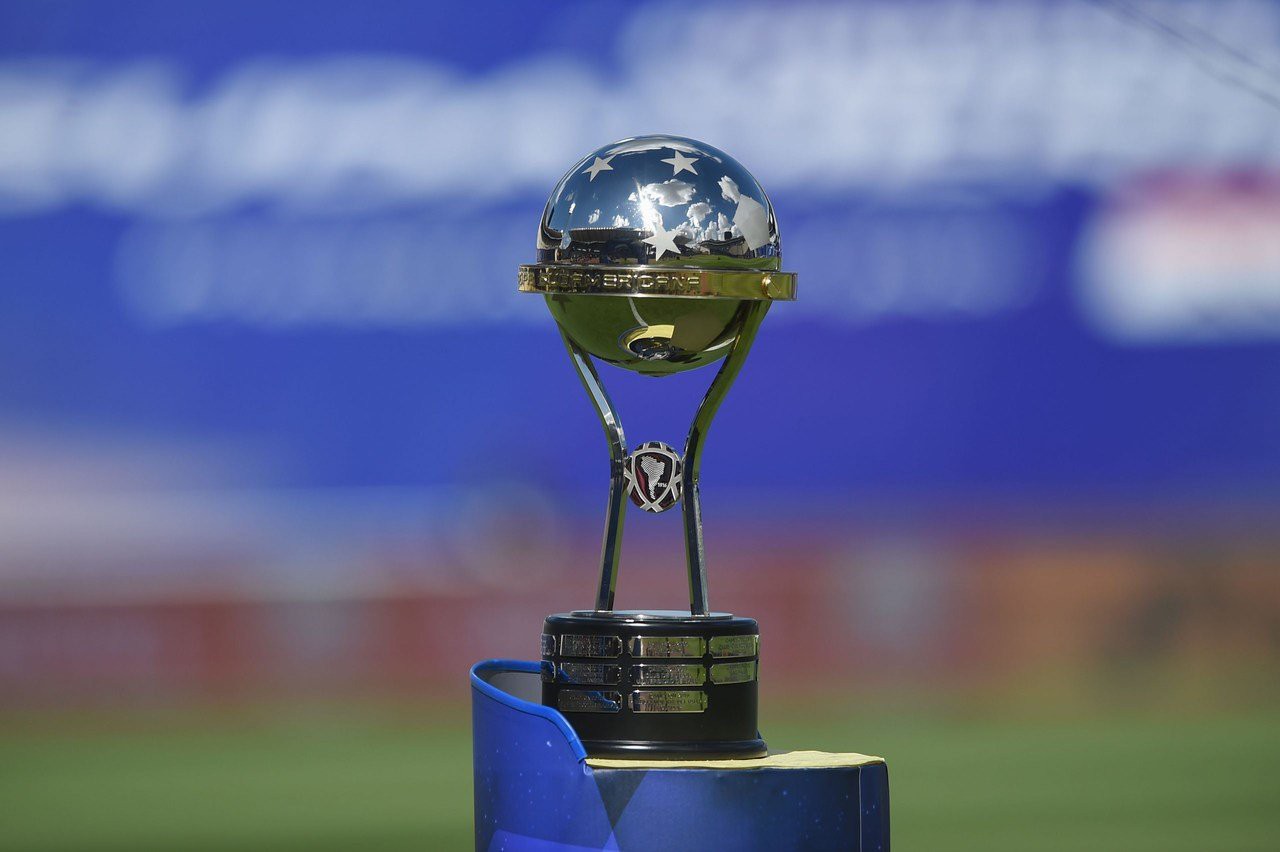 Troféu da Copa Sul-Americana (Foto: MARCELO ENDELLI / POOL / AFP)