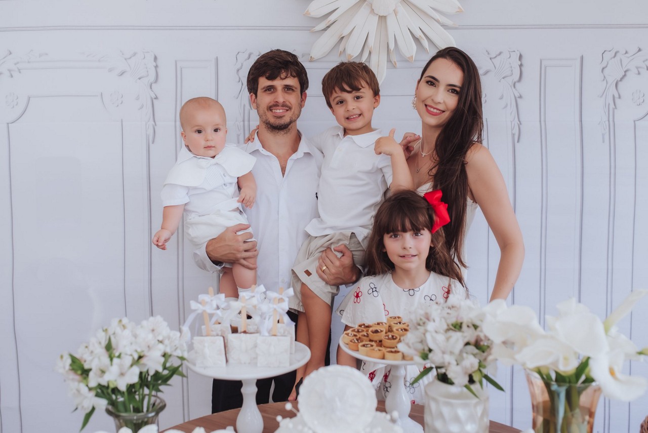 Natural de Resplendor, na região do Vale do Rio Doce, Thales Dutra Caús, tem 34 anos e celebra a conquista ao lado da esposa e dos filhos