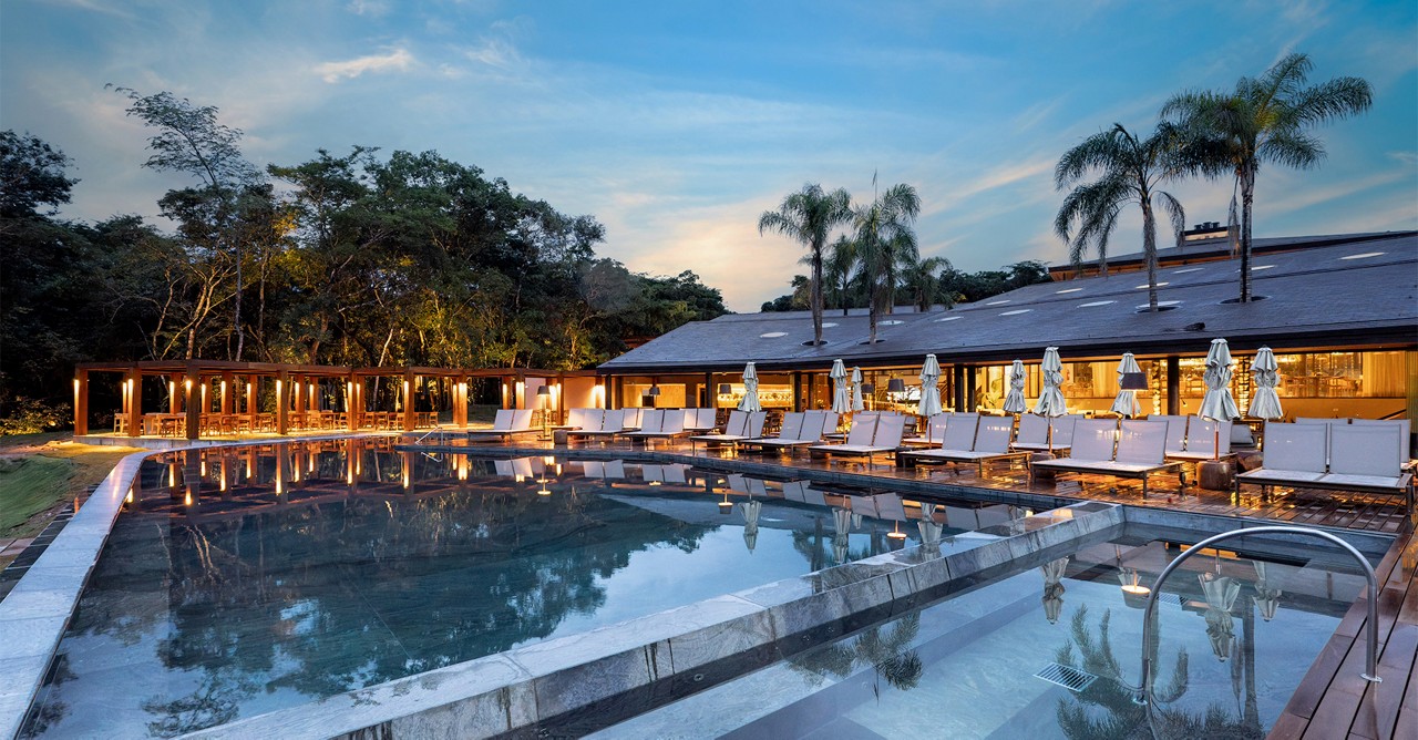 A primeira etapa do hotel em Inhotim conta com 46 bangalôs, piscina climatizada, sauna, spa, restaurante, brinquedoteca, academia e espaço para eventos