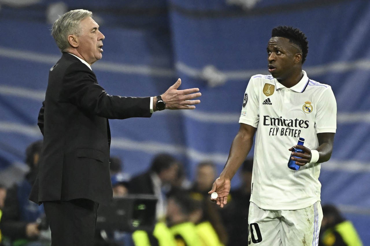 Ancelotti e Vini Jr durante partida do Real Madrid (Javier Soriano/ AFP)