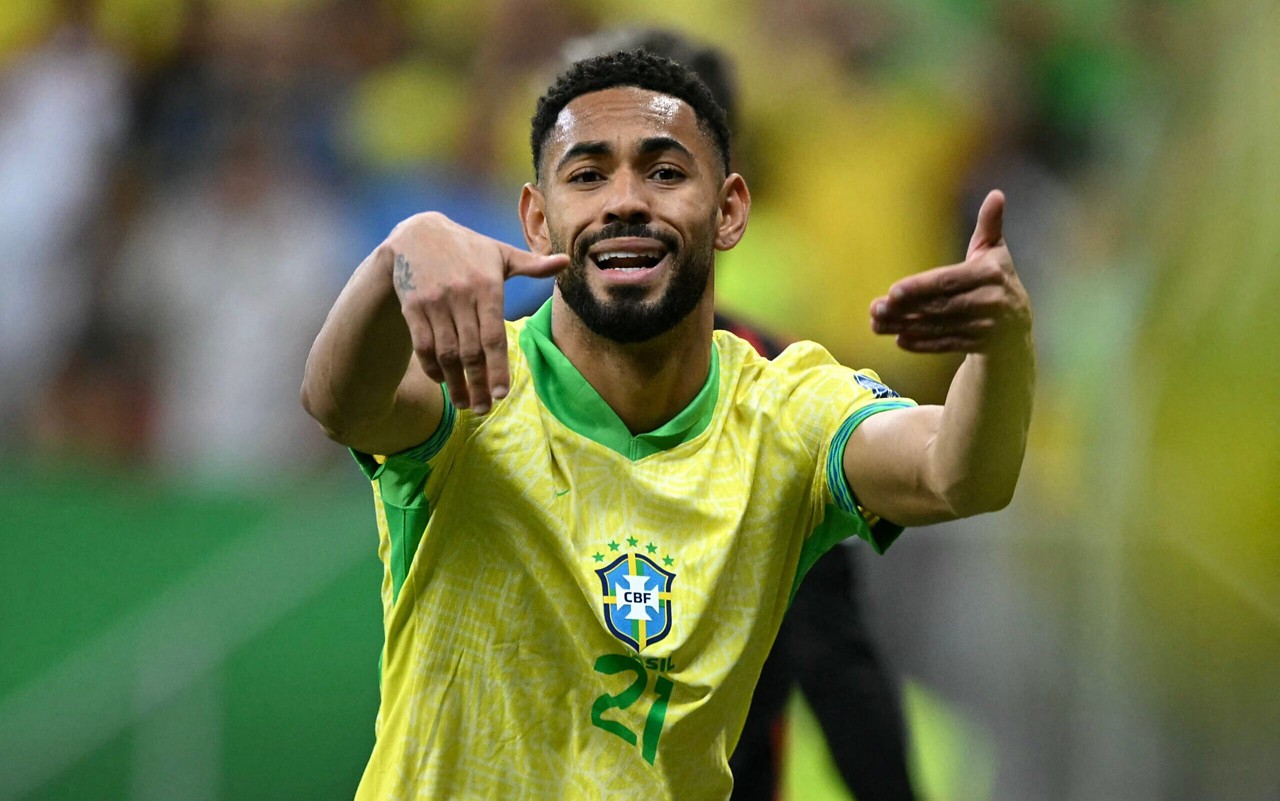Contratado pelo United, Matheus Cunha gesticula durante jogo da Seleção Brasileira (Foto: Evaristo Sá/AFP)