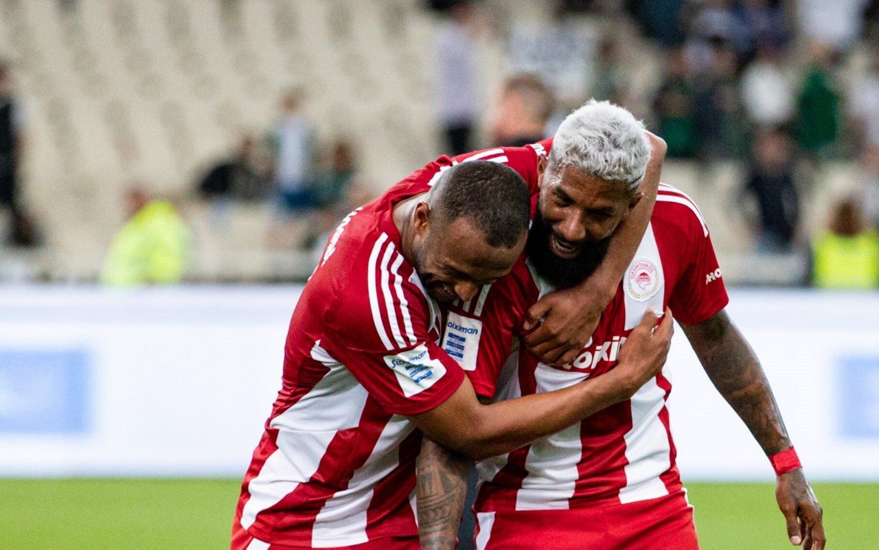 Rodinei comemorando gol pelo Olympiacos (Foto: Reprodução/Olympiacos)