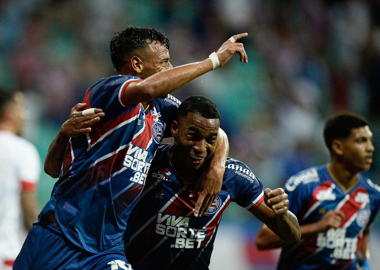Jogadores do Bahia comemorando um gol pela Copa do Nordeste (Foto: Reprodução/Jhony Pinho/AGIF)