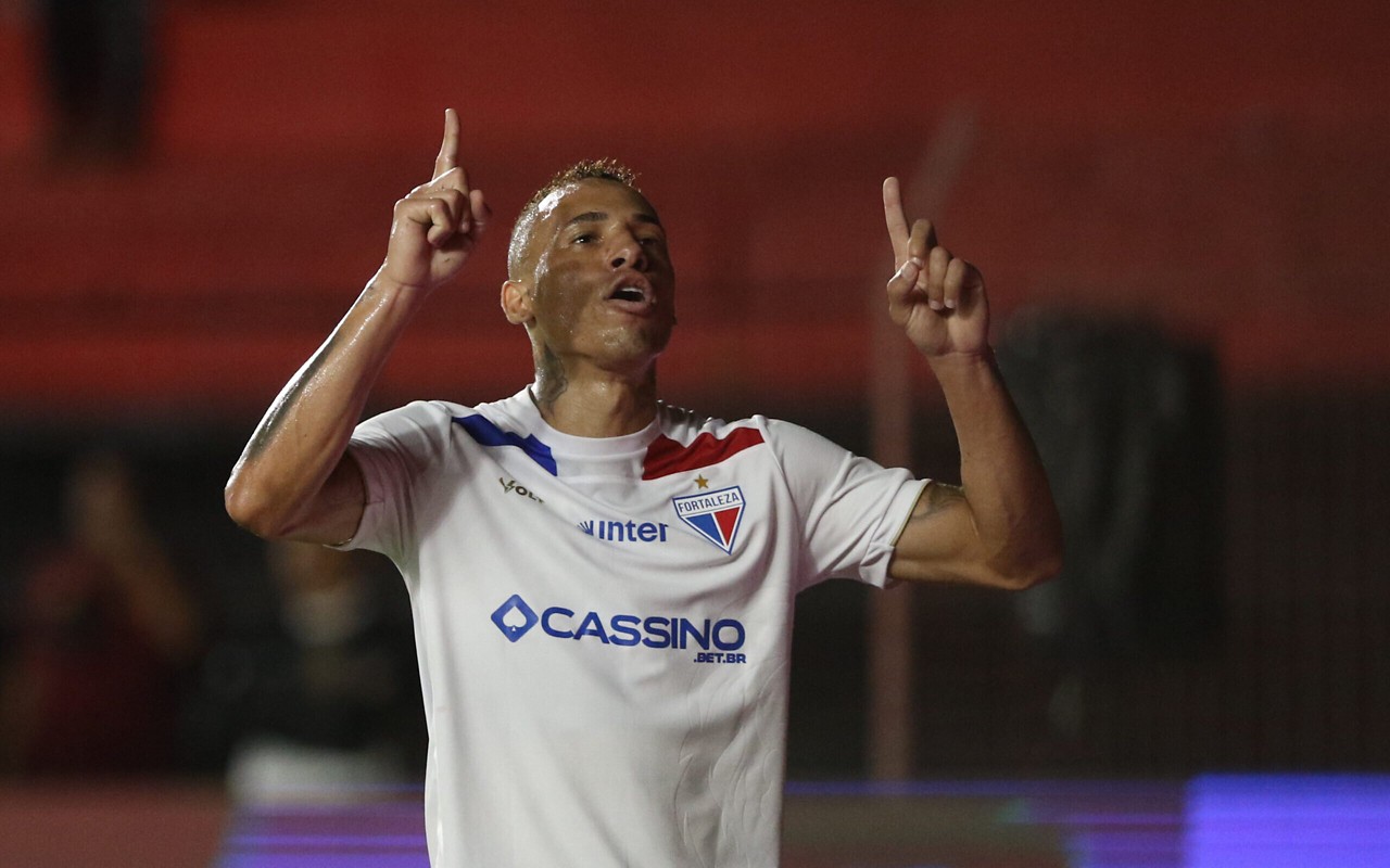 Breno Lopes comemora gol que deu a vitória ao Fortaleza ( Foto: Marlon Costa/AGIF)