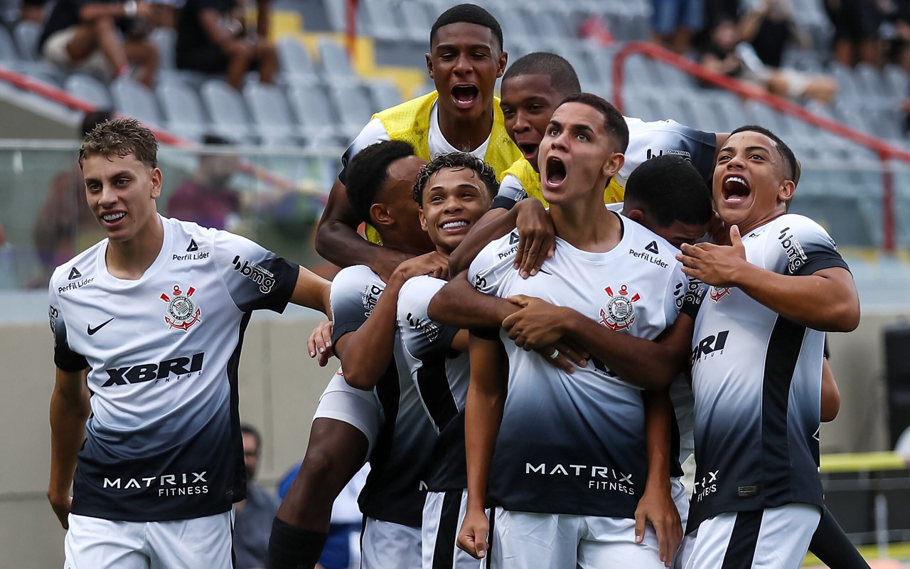 Jogadores do Corinthians comemoram gol contra o Grêmio (Foto: Marco Miatelo/AGIF)