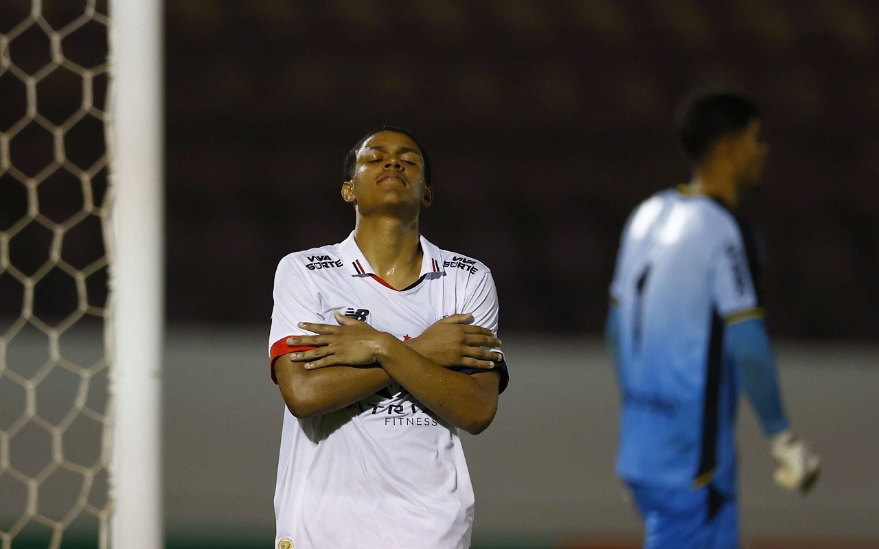 Ryan Francisco comemora gol de empate (Foto: Thiago Calil/AGIF)
