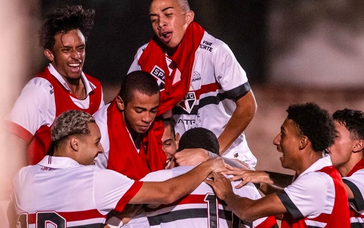 Jogadores do São Paulo comemoram gol na Copinha (Foto: Guilherme Veiga/São Paulo FC)
