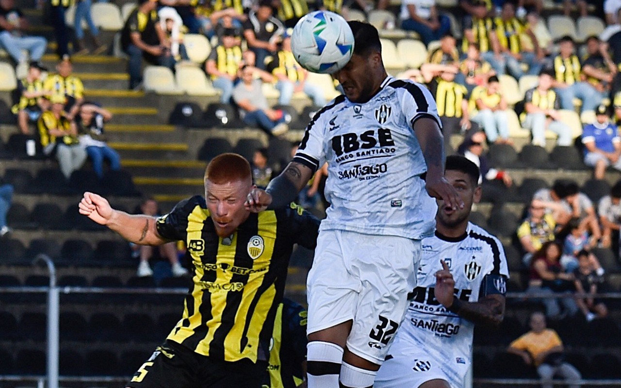 Leandro Fioravanti e Jonathan Galvan em Deportivo Táchira e Central Córdoba (foto: Schneyder Mendoza / AFP)