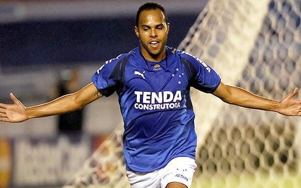 Alecsandro comemora um dos gols na goleada do Cruzeiro sobre o Corinthians em pleno Pacaembu, em 2007. (Foto: Cruzeiro)
