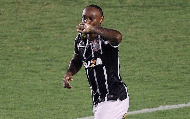 Vagner Love comemora gol contra o Cruzeiro na Arena Corinthians; atacante encerrou jejum com dois gols na vitória por 3 a 0. (Foto: Wagner Meier/LANCE!Press)