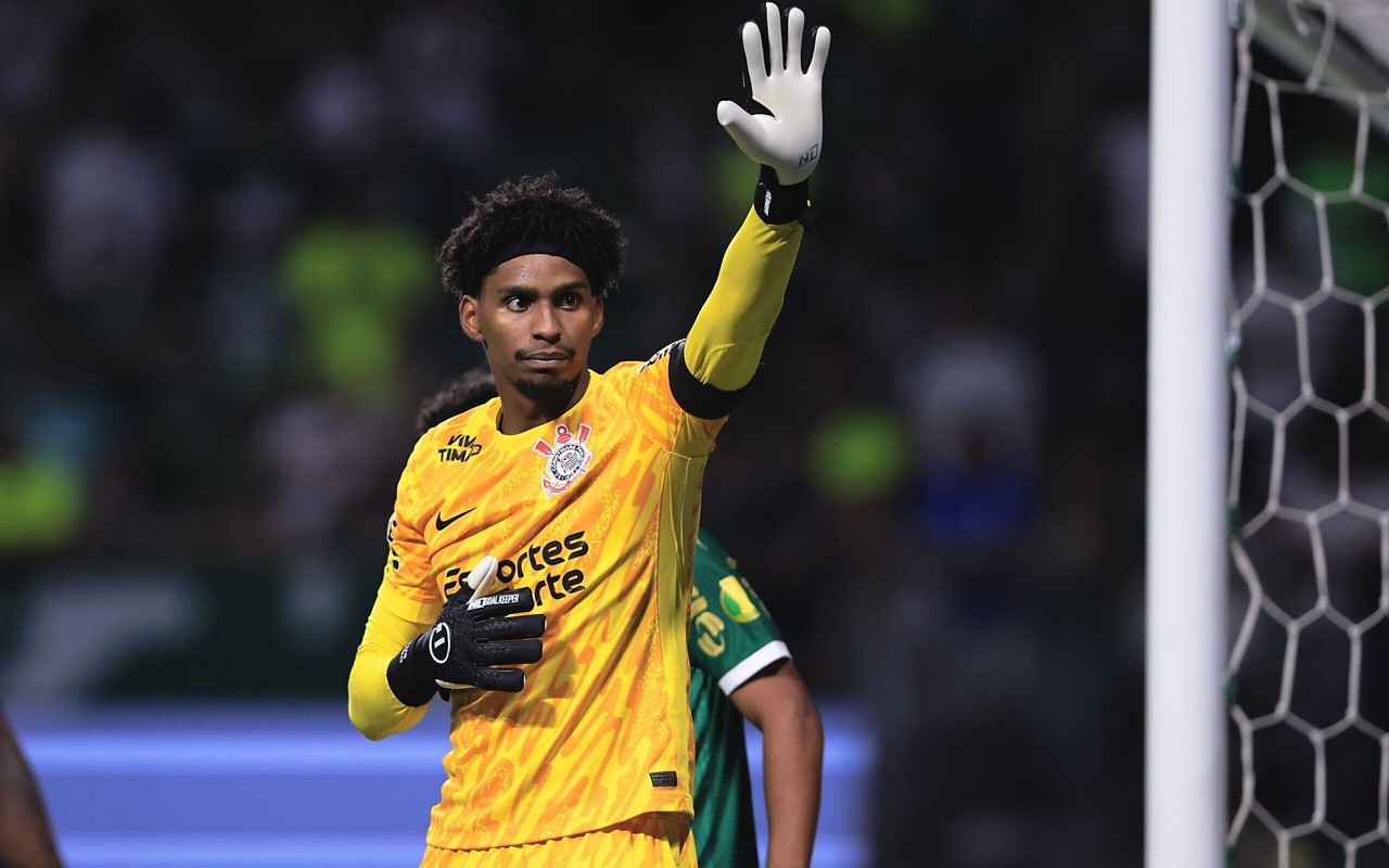 Hugo Souza foi contratado pelo Corinthians em julho do ano passado (Foto: Ettore Chiereguini/AGIF)