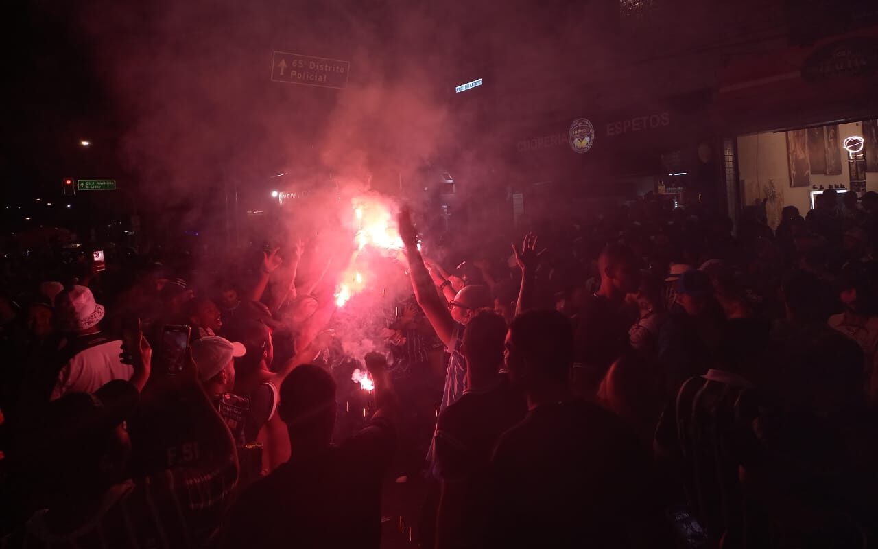 Torcida do Corinthians comemora título do Paulistão no bairro de Artur Alvim (Foto: Vitor Guedes/Lance!)
