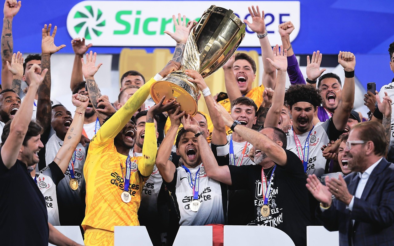 Jogadores levantam a taça do Paulistão (Foto: Ettore Chiereguini/AGIF)