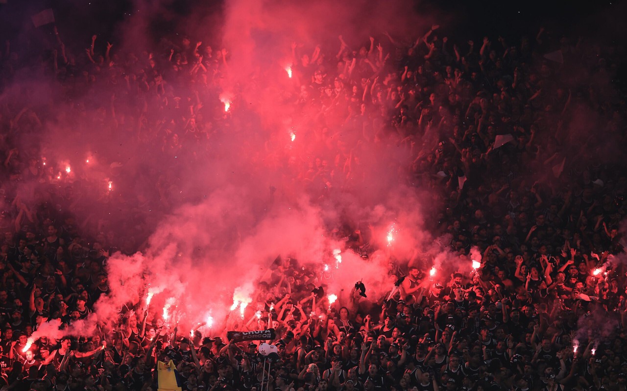 Torcida do Corinthians durante a final do Campeonato Paulista 2025, na Neo Química Arena. (Foto: Ettore Chiereguini/AGIF)