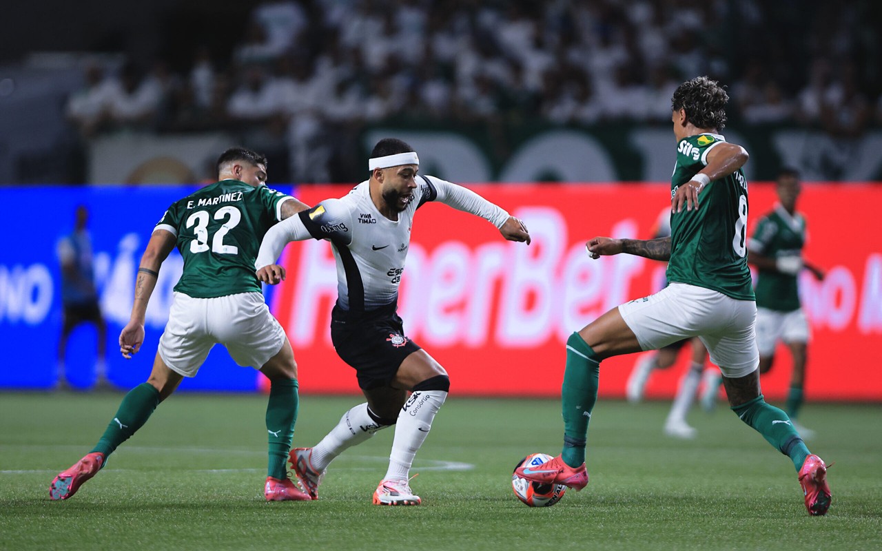 SP - SAO PAULO - 16/03/2025 - PAULISTA 2025, PALMEIRAS X CORINTHIANS - Emiliano Martinez jogador do Palmeiras disputa lance com Memphis Depay jogador do Corinthians durante partida no estadio Arena Allianz Parque pelo campeonato Paulista 2025. Foto: Ettore Chiereguini/AGIF