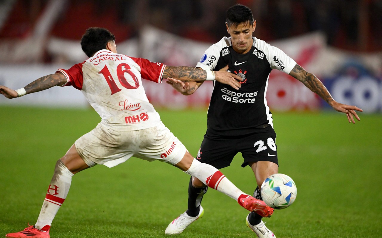 Corinthians foi derrotado pelo Huracán (Foto: Luis Robayo / AFP)