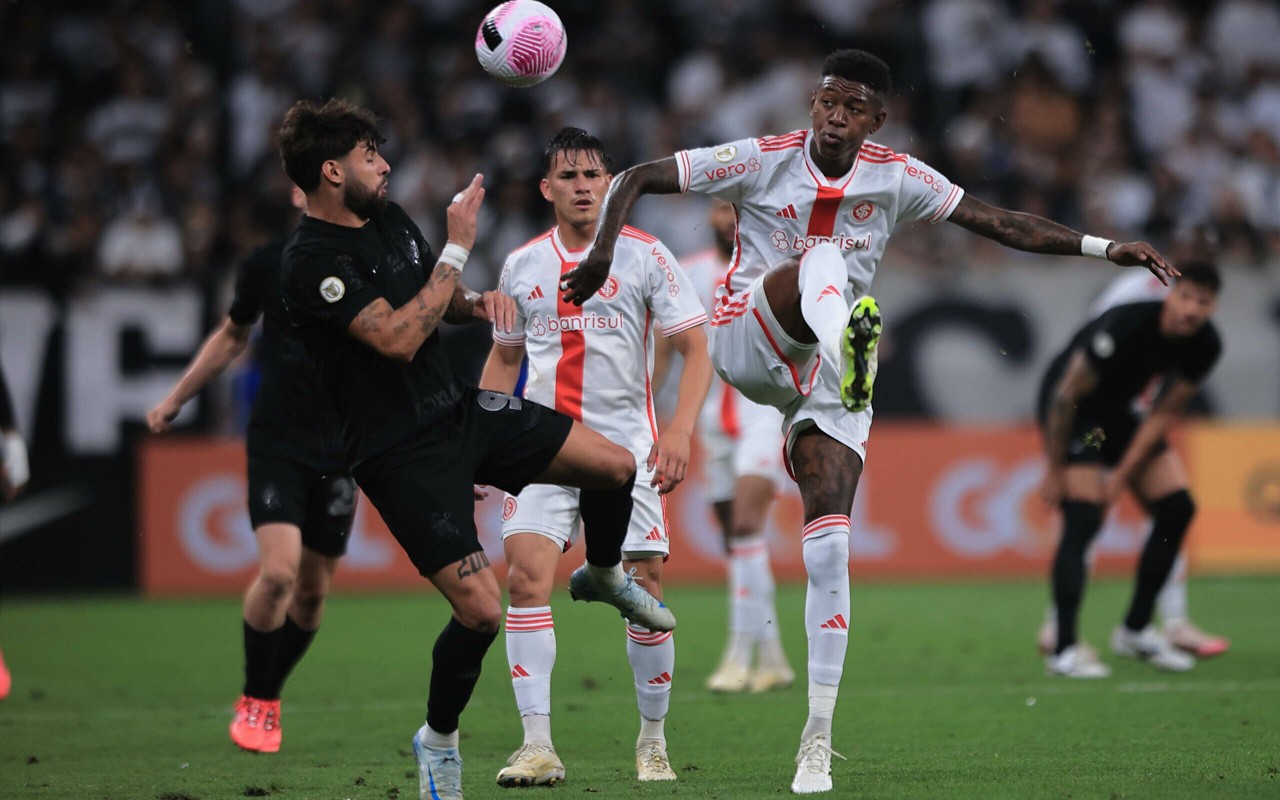 Corinthians enfrenta o Internacional pelo Brasileirão (Foto: Ettore Chiereguini/AGIF)