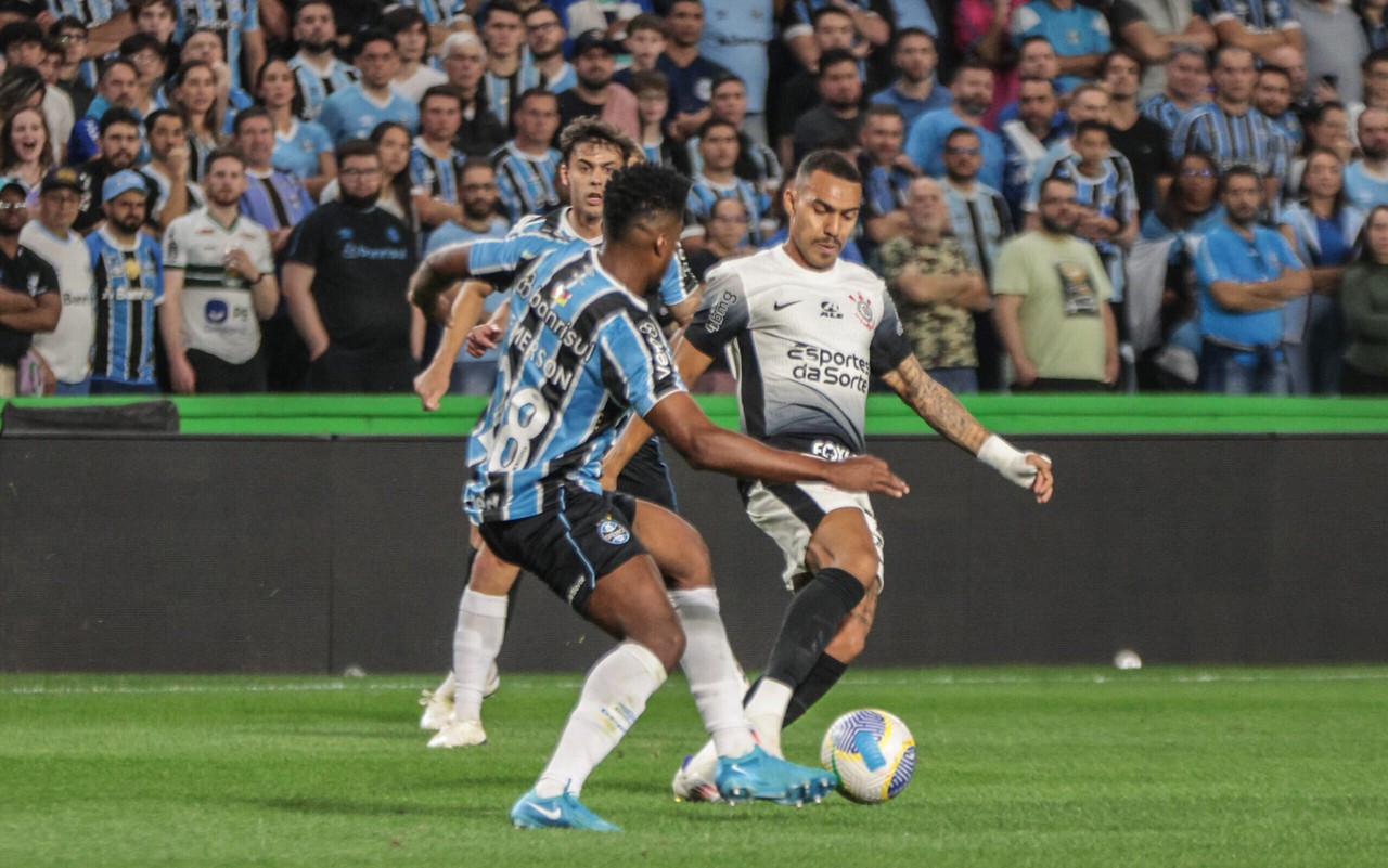 Corinthians e Grêmio já se enfrentaram 71 vezes no Brasileirão, em uma das rivalidades interestaduais mais equilibradas do futebol nacional. (Foto: Robson Mafra/AGIF)