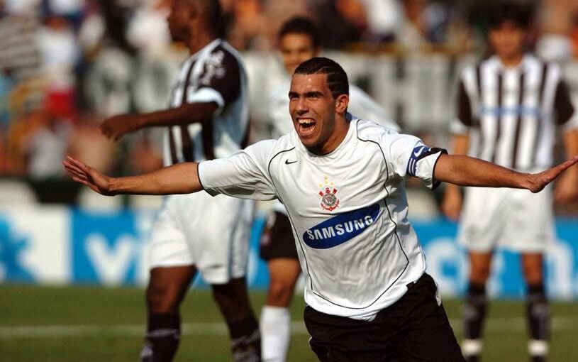 Carlos Tévez comemora um dos seus três gols na goleada histórica do Corinthians sobre o Santos por 7 a 1, no Brasileirão de 2005. (Foto: Reginaldo Castro/LANCE!Press)