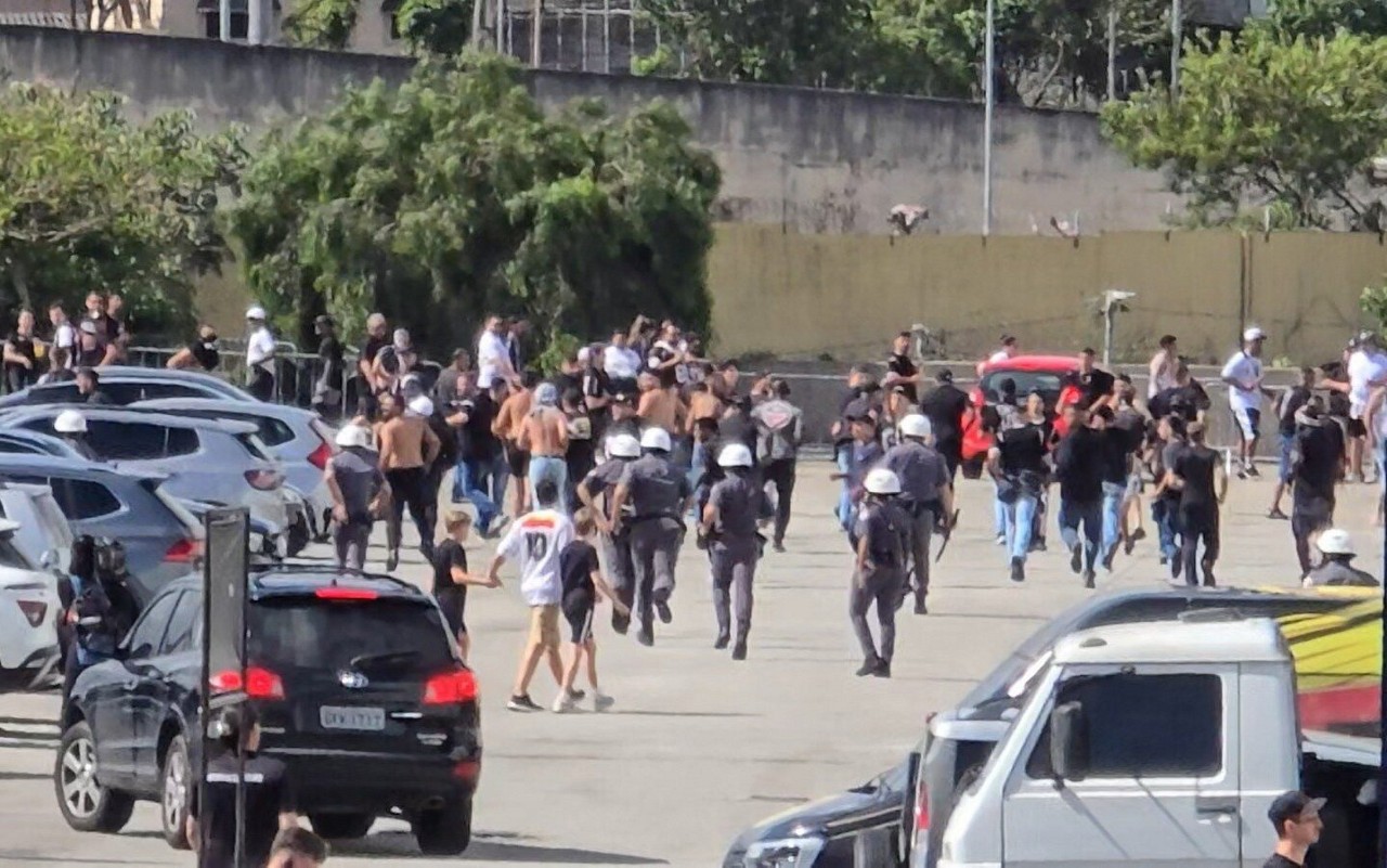 Torcidas entraram em confronto na última partida realizada em Itaquera (Foto: Tiago Salazar/Gazeta)