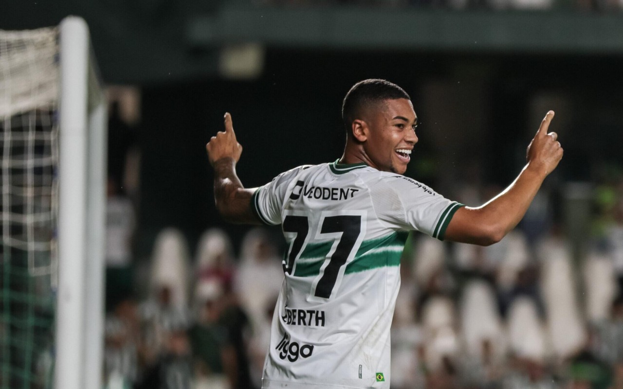 Éberth comemora gol pelo Coritiba contra o PSTC, em 2024. Foto: Robson Mafra/Agif/Gazeta Press/Coritiba