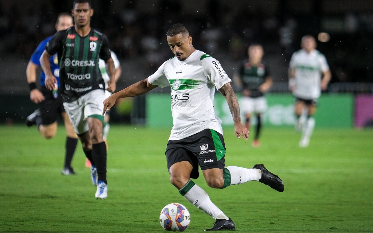 Dellatorre em campo com a camisa do Coritiba (Foto: JP Pacheco/Coritiba)