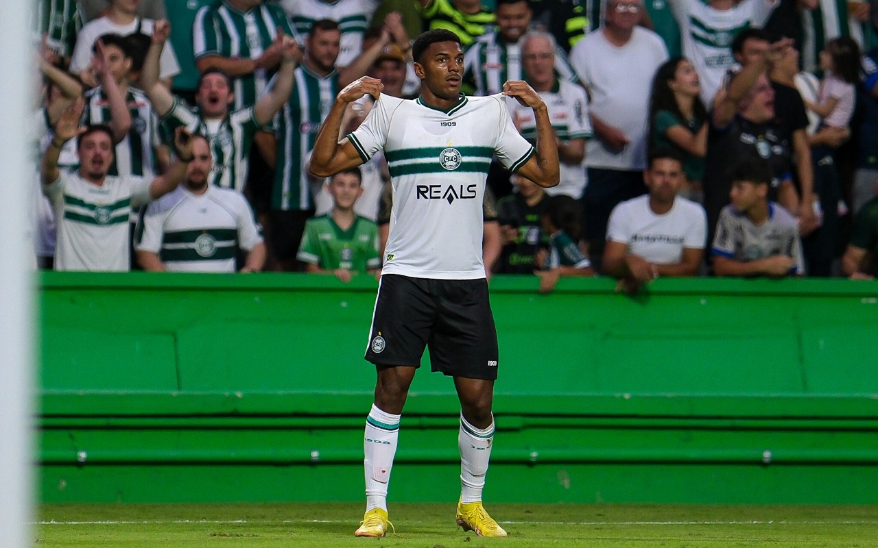 Brandão comemora gol pelo Coritiba contra o Brusque, em 2024. Foto: JP Pacheco/Coritiba