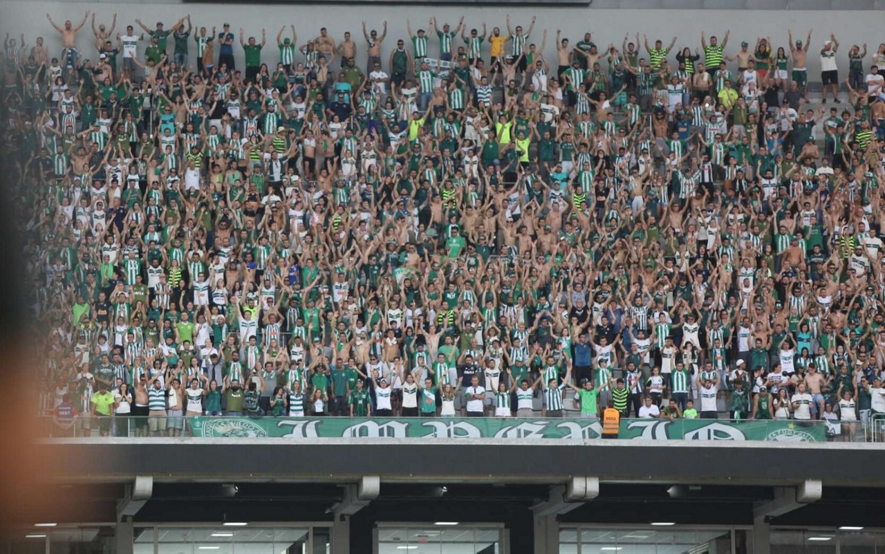 Torcida do Coritiba contra o Athletico, na Arena da Baixada, em 2018. Foto: Divulgação/Coritiba