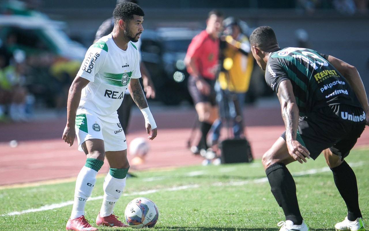 Lucas Ronier, do Coritiba, em jogo contra o Maringá