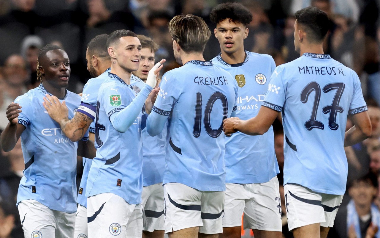 Jack Grealish comemora o gol do Manchester City contra o Watford no Etihad Stadium (Foto: Darren Staples / AFP)