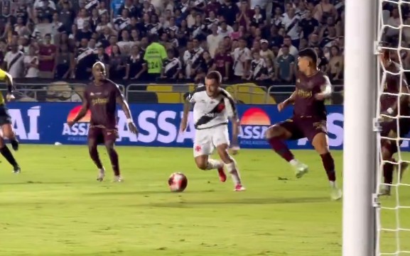 Coutinho na jogada do gol (Foto: Reprodução/Vasco)