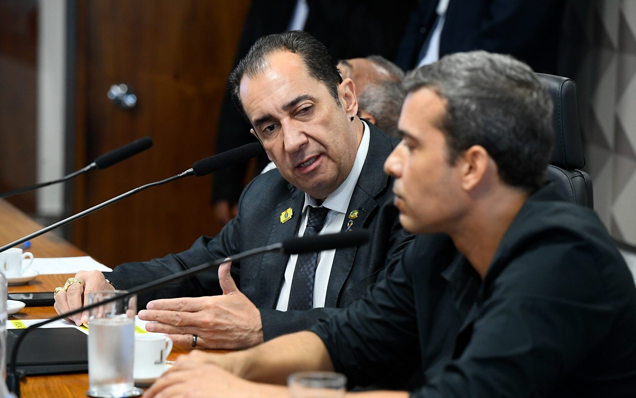 O senador Jorge Kajuru e Bruno Toletino, tio de Paquetá, durante audiência da CPI das Apostas (Foto: Marcos Oliveira/Agência Senado)
