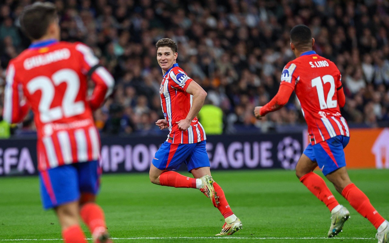 Jogadores do Atlético de Madrid comemoram gol de Julián Álvarez na Champions League (Foto: Oscar Del Pozo/AFP)