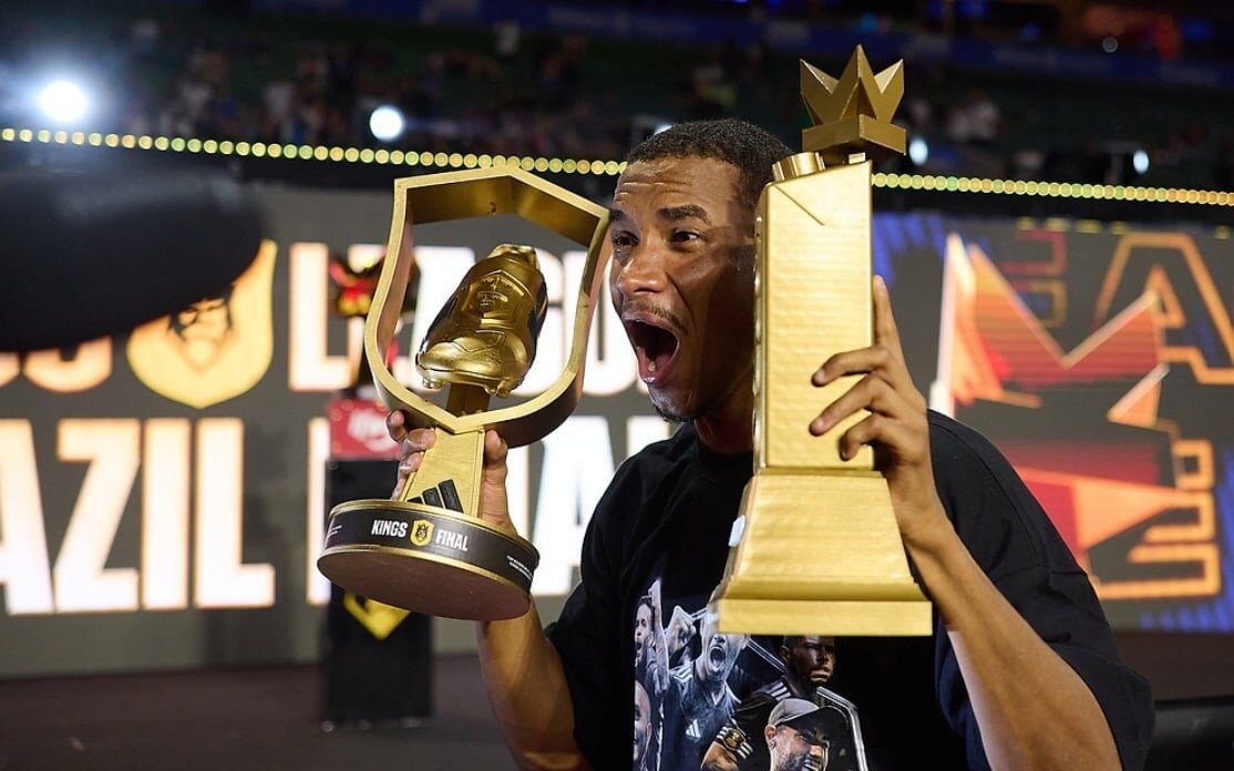 Leleti com seu troféu de MVP da Kins League Brasil. (Foto: Kings League Brasil/Divulgação)