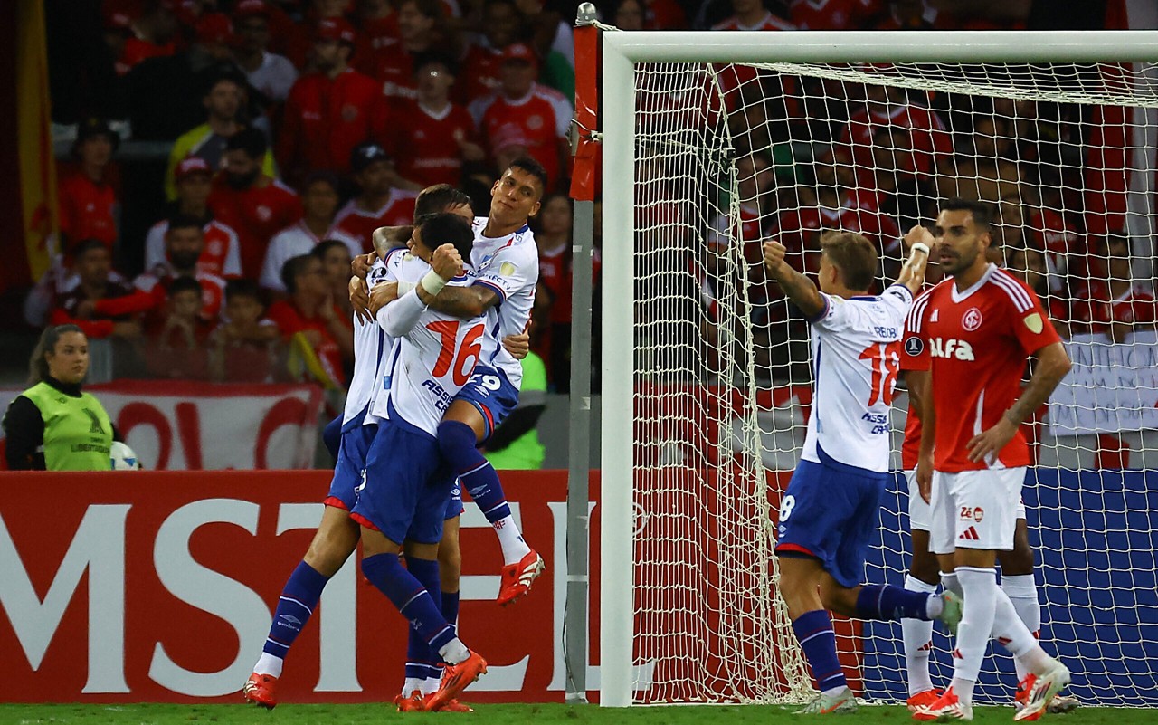 Nacional-URU comemora um os três gols que fez no Beira-Rio (foto: SILVIO AVILA / AFP)