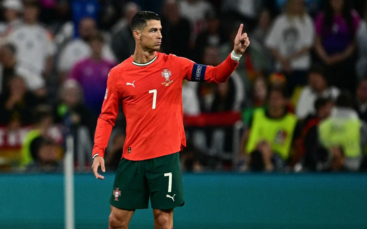Cristiano Ronaldo enfrenta Lamine Yamal no final da Liga das Nações. (Foto: Tobias Schwarz/AFP)