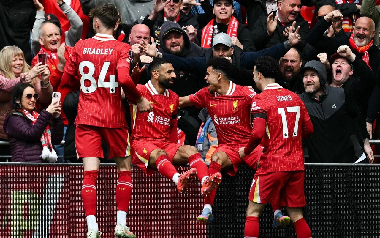 Jogadores do Liverpool em comemoração (Foto: Paul Ellis/AFP)