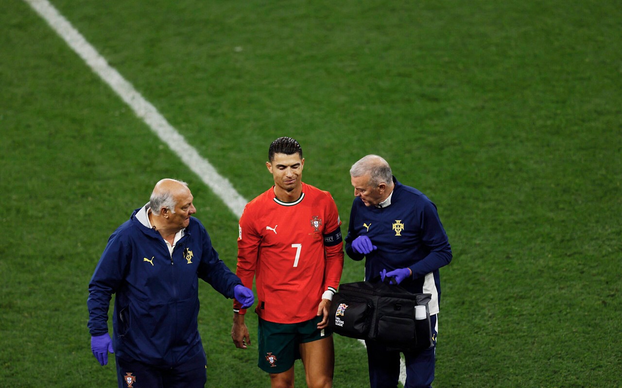 Cristiano Ronaldo de saída do campo entre Portugal e Espanha (Foto: Alexandra Beier/AFP)