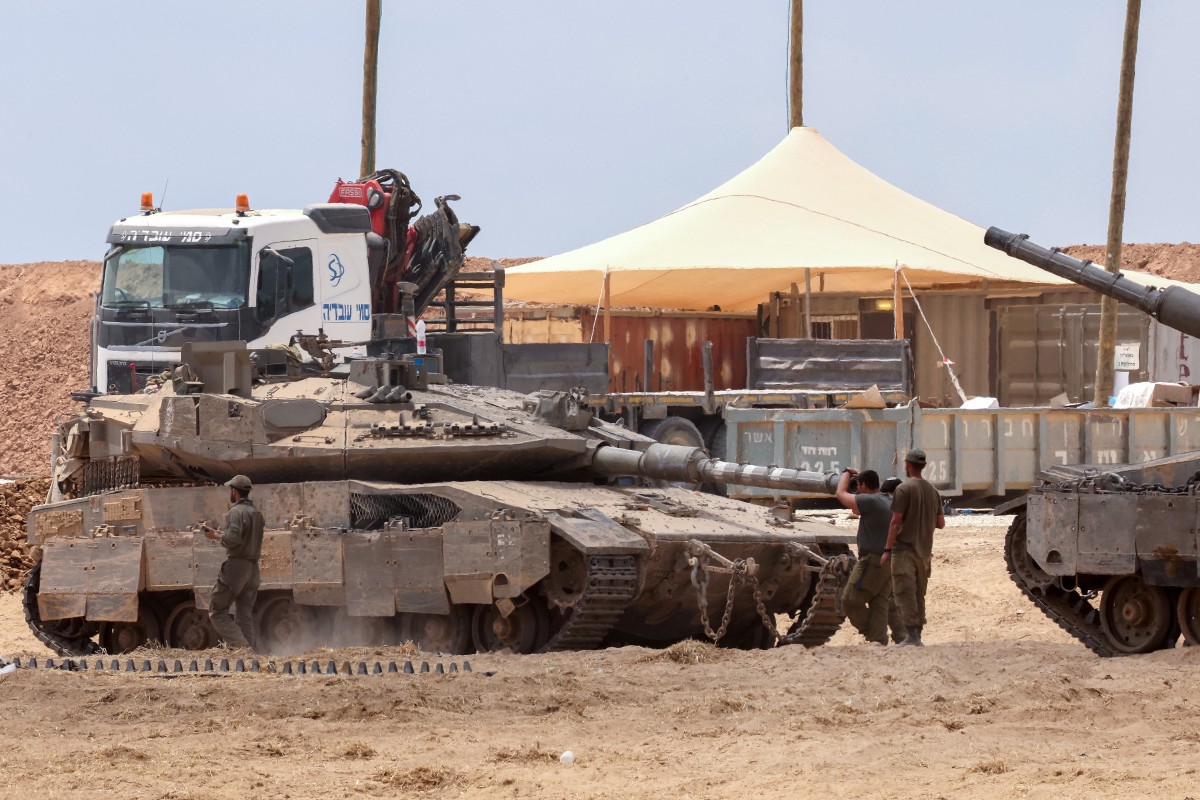 Tanque Merkava e soldados israelenses tomam posição na fronteira com a Faixa de Gaza (foto  Jack Guez/AFP)