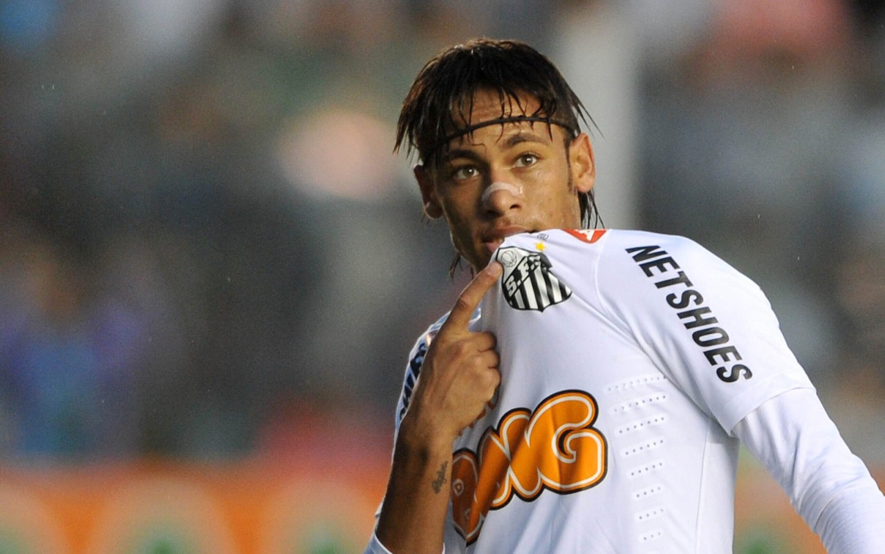 Neymar comemora um dos três gols marcados contra o Cruzeiro no Independência, em noite histórica pelo Brasileirão de 2012. (Foto: Ivan Storti/Lancepress )