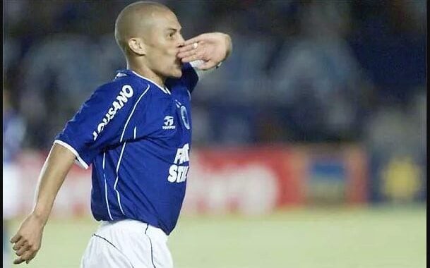 Alex comemora gol em jogo contra o Grêmio no Mineirão em 2003. (Foto: Cruzeiro)
