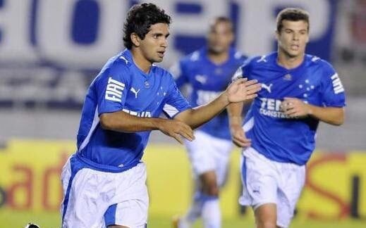 Guilherme comemora um dos três gols marcados na vitória do Cruzeiro por 4 a 0 sobre o Santos no Mineirão, pelo Brasileirão de 2008. (Foto: Cruzeiro)
