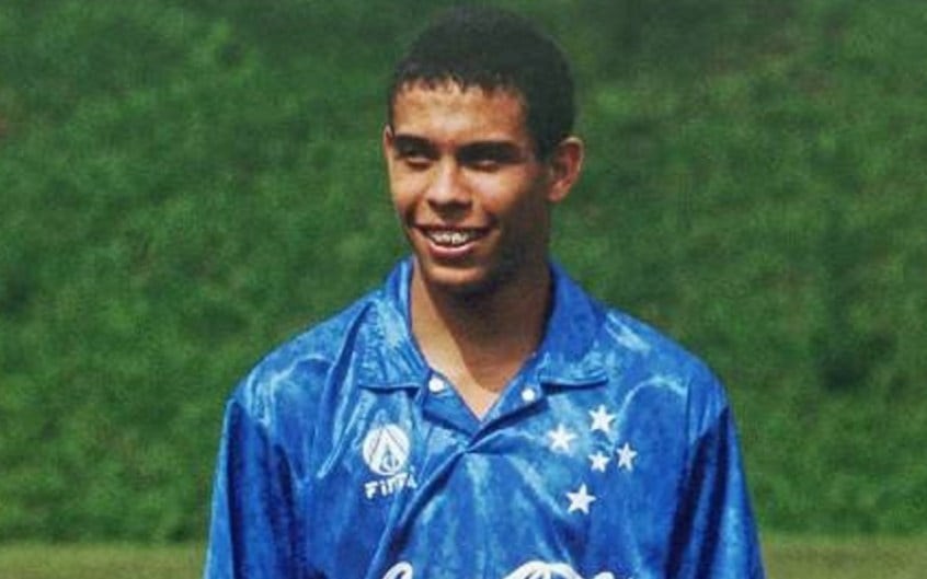 Ronaldo Fenômeno comemora gol pelo Cruzeiro contra o Internacional, em 1993. (Cruzeiro)