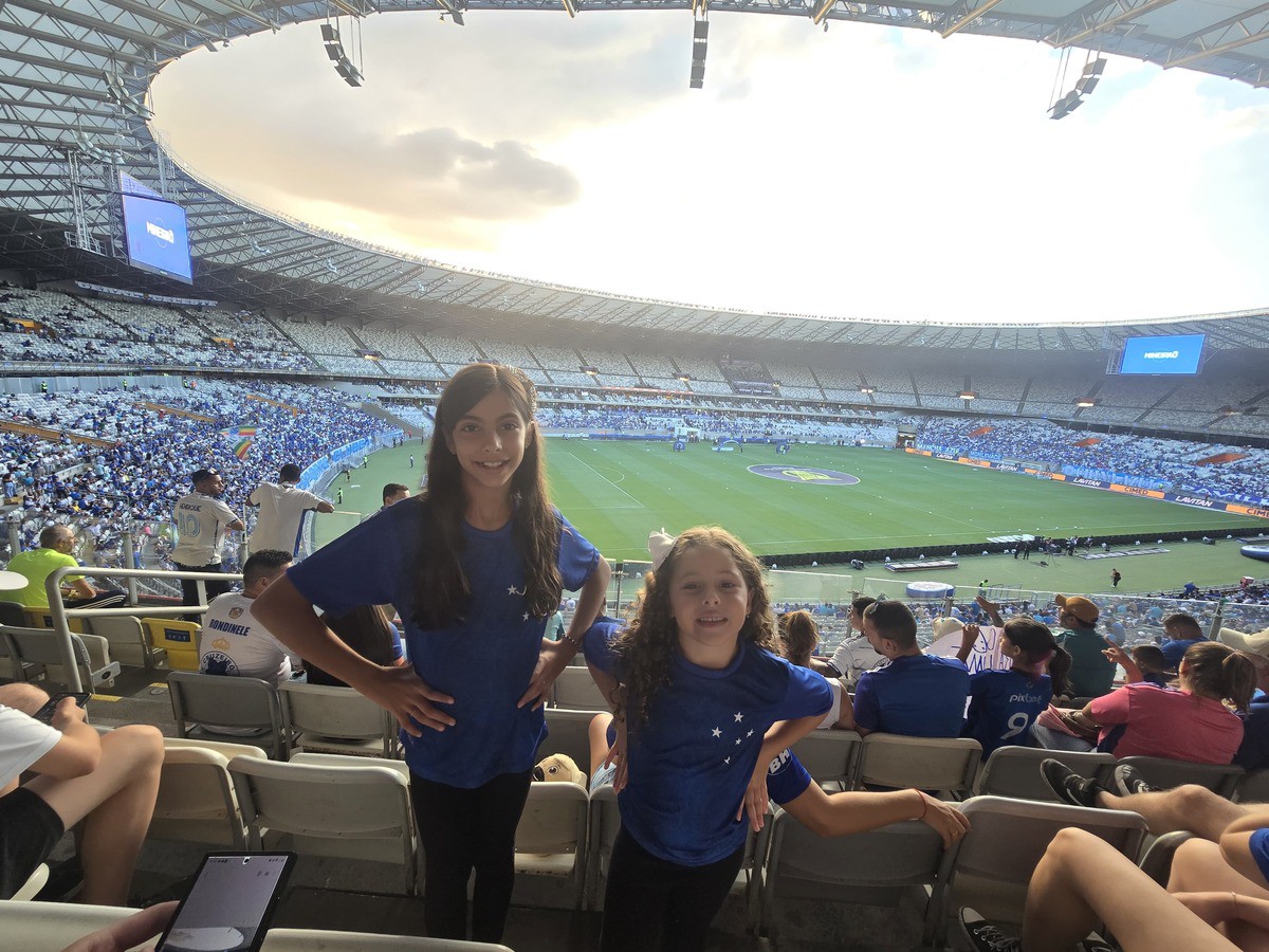 Pequenas cruzeirenses Marianna e Anna Dutra pela primeira vez em um jogo do Cruzeiro no Mineirão