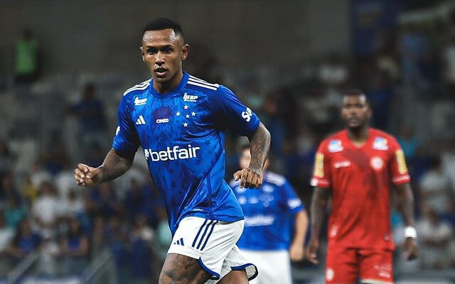 Marquinhos assina contrato com o Cruzeiro até dezembro de 2028 (Foto: Gustavo Martins/Cruzeiro)
