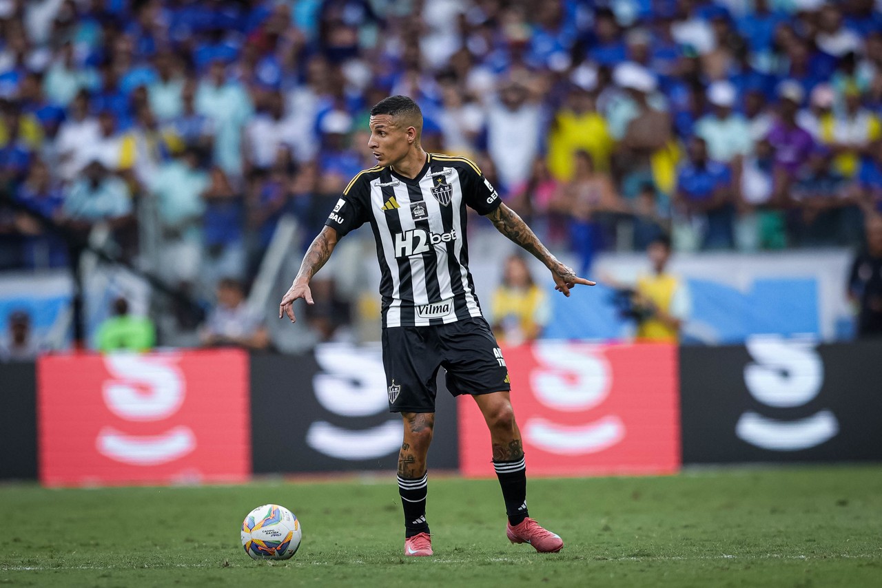 Arana em ação pelo Atlético durante o clássico com o Cruzeiro, no Mineirão